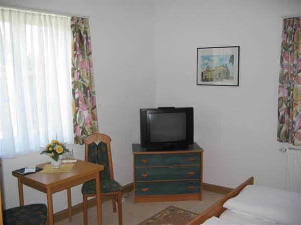 Fliegerhorst Hotel Дрезден Екстериор снимка